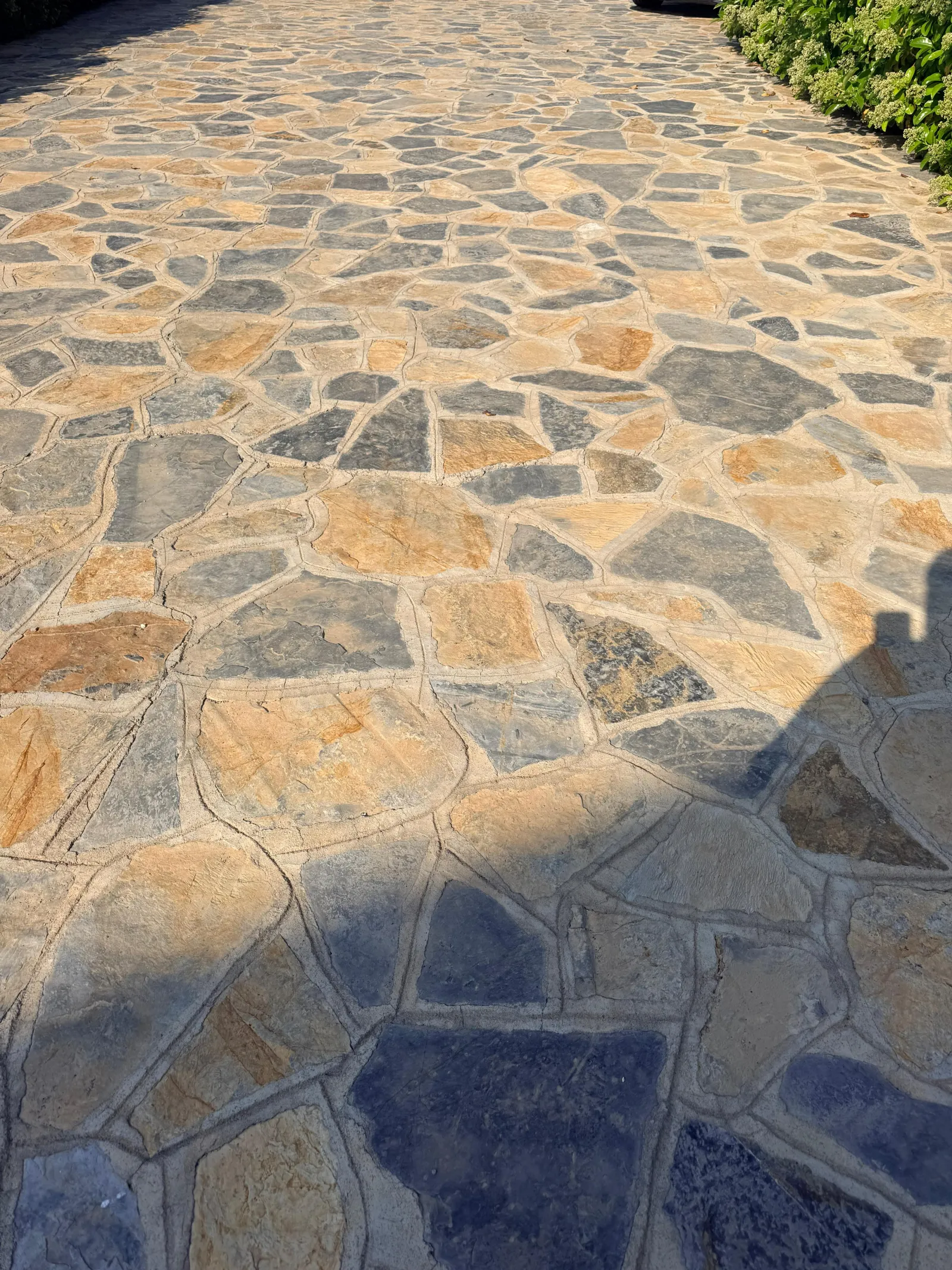 Çok renkli doğal taş kaplama araç yolu döşemesi