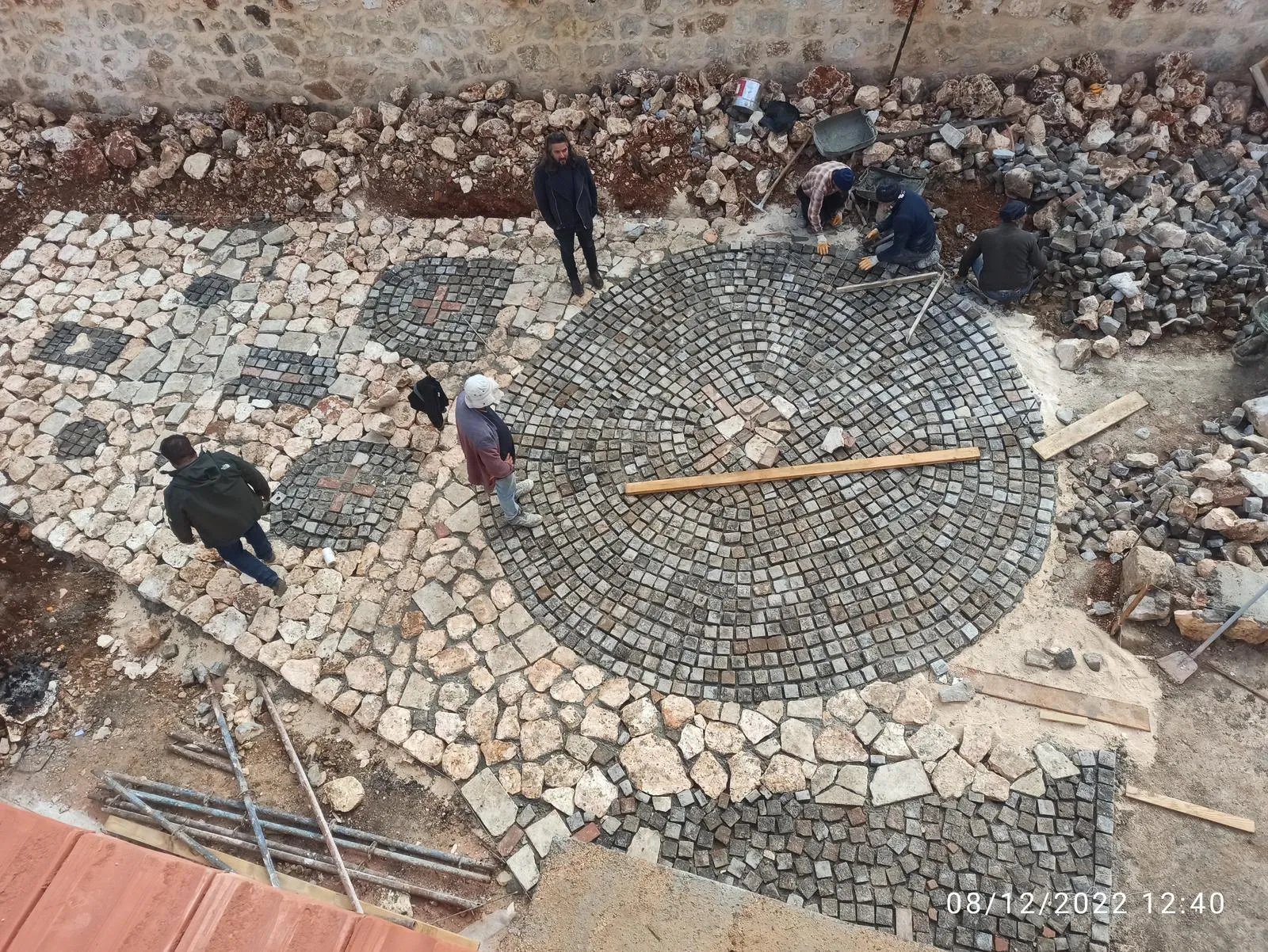 El işçiliğiyle desenli taş mozaik avlu döşemesi uygulaması