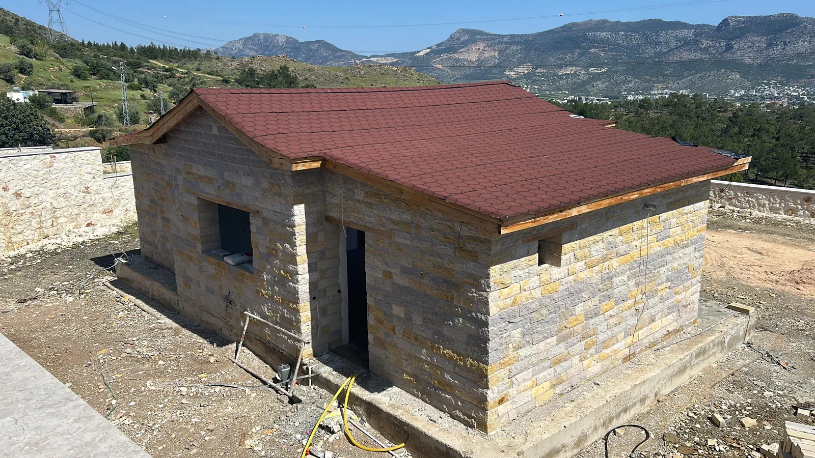 Doğal taş duvarlı müştemilat yapısı